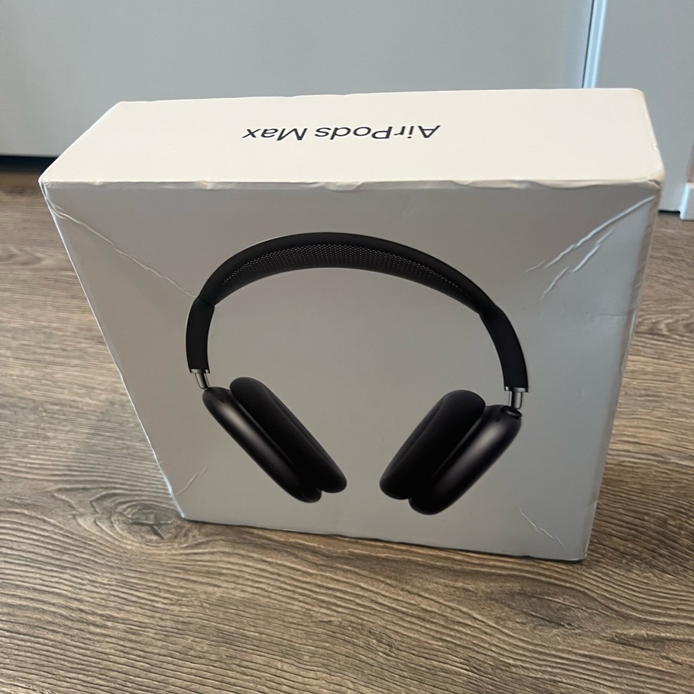 AIRPOD MAX wireless noise canceling headphones